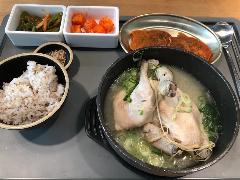 之前三伏天時,我公司的員工餐廳就準備了蔘雞湯。 之前三伏天時,我公司的員工餐廳就準備了蔘雞湯。