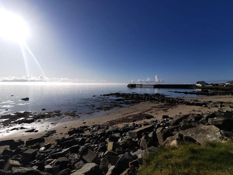 Bruichladdich 布萊迪酒廠是蘇格蘭艾雷島(Islay)大西洋的一家釀酒廠。 Bruichladdich 布萊迪酒廠是蘇格蘭艾雷島(Islay)大西洋的一家釀酒廠。