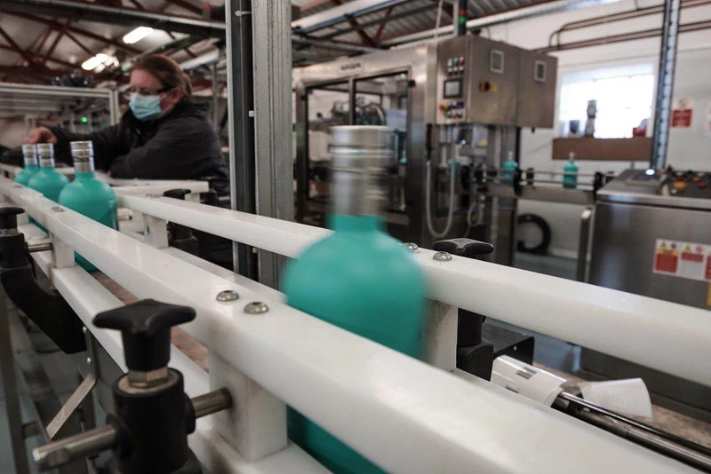 來自艾雷島有著年輕時髦的海洋藍包裝。 來自艾雷島有著年輕時髦的海洋藍包裝。