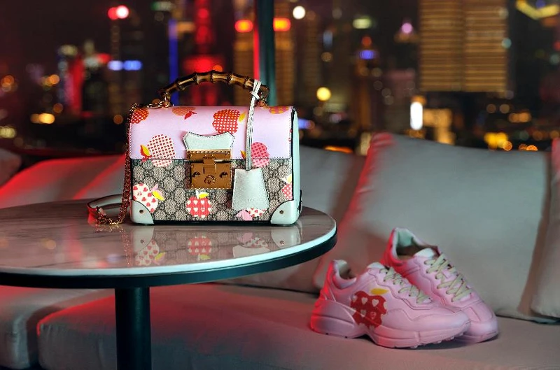 Gucci Les Pommes夕情人節特別系列：Padlock竹節肩背包NT90,400、Rhyton 運動鞋NT32,500。