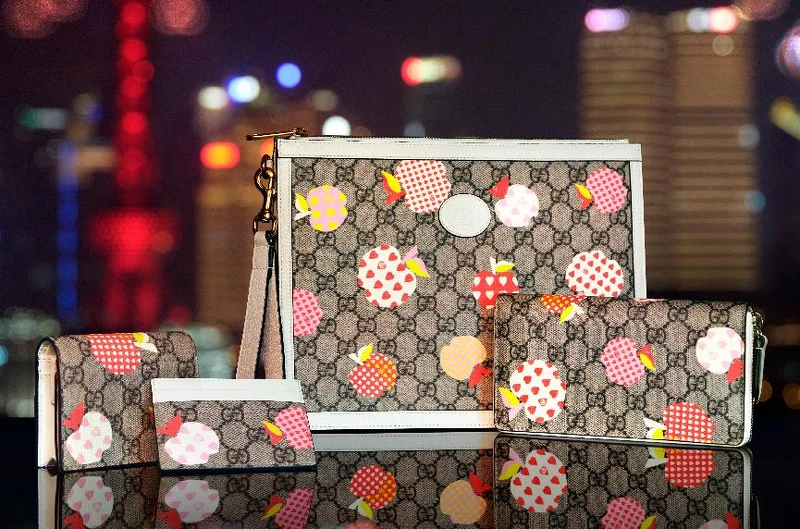 Gucci Les Pommes七夕情人節特別系列：短夾NT13,600、卡夾NT9,500、長夾NT23,900。