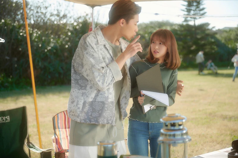 宋偉恩在《愛的奧特萊斯》與項婕如親密互動