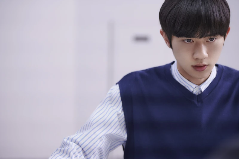 男主角姜典面臨「救好友還是女友」的殘酷二選一選擇