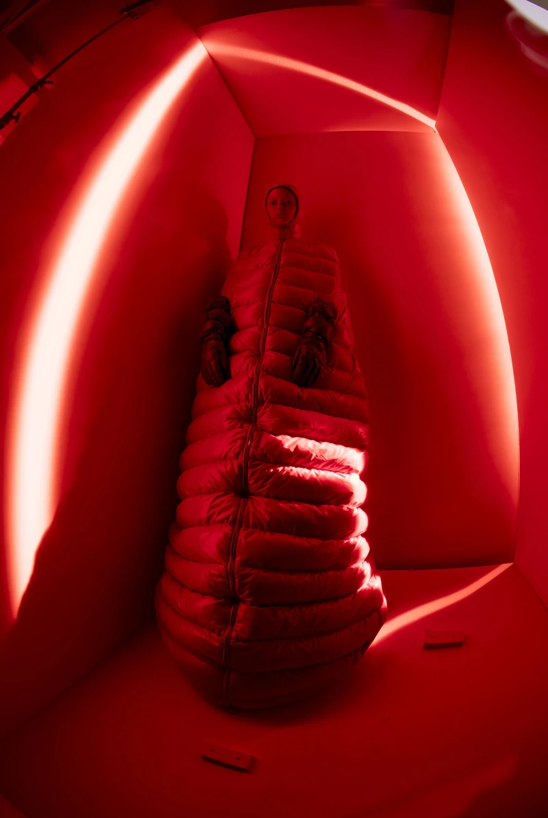 蒂姆.沃克「光芒」系列作品;莎拉.葛蕾絲.瓦德斯坦;時裝:Moncler 1 Pierpaolo Piccioli;倫敦2018。圖片來源:Tim Walker Studio 蒂姆.沃克「光芒」系列作品;莎拉.葛蕾絲.瓦德斯坦;時裝:Moncler 1 Pierpaolo Piccioli;倫敦2018。圖片來源:Tim Walker Studio