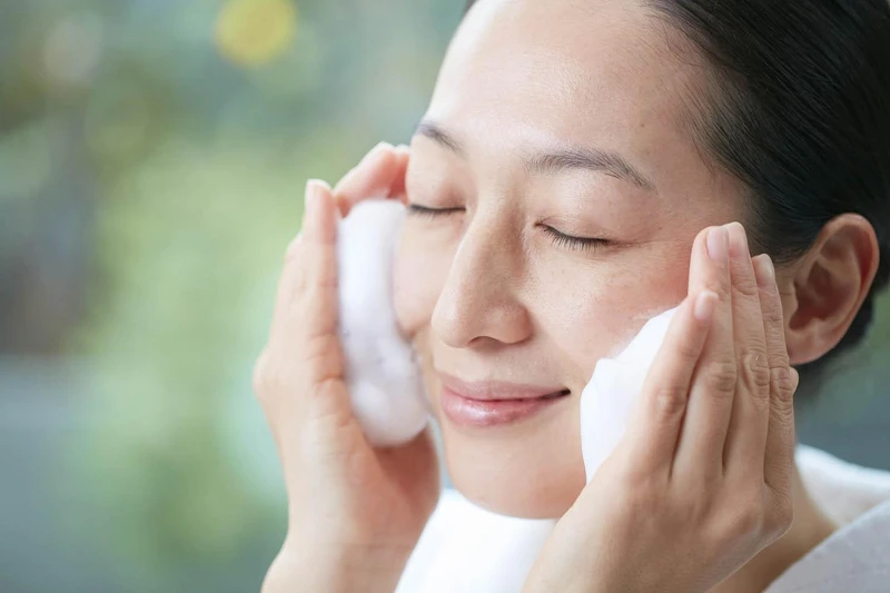 朵茉麗蔻「潔顏霜」新添加4種頂級微粒粉末,紮實濃密的胺基酸泡泡,洗淨後依然保濕不緊繃,還原肌膚柔嫩透亮。 朵茉麗蔻「潔顏霜」新添加4種頂級微粒粉末,紮實濃密的胺基酸泡泡,洗淨後依然保濕不緊繃,還原肌膚柔嫩透亮。