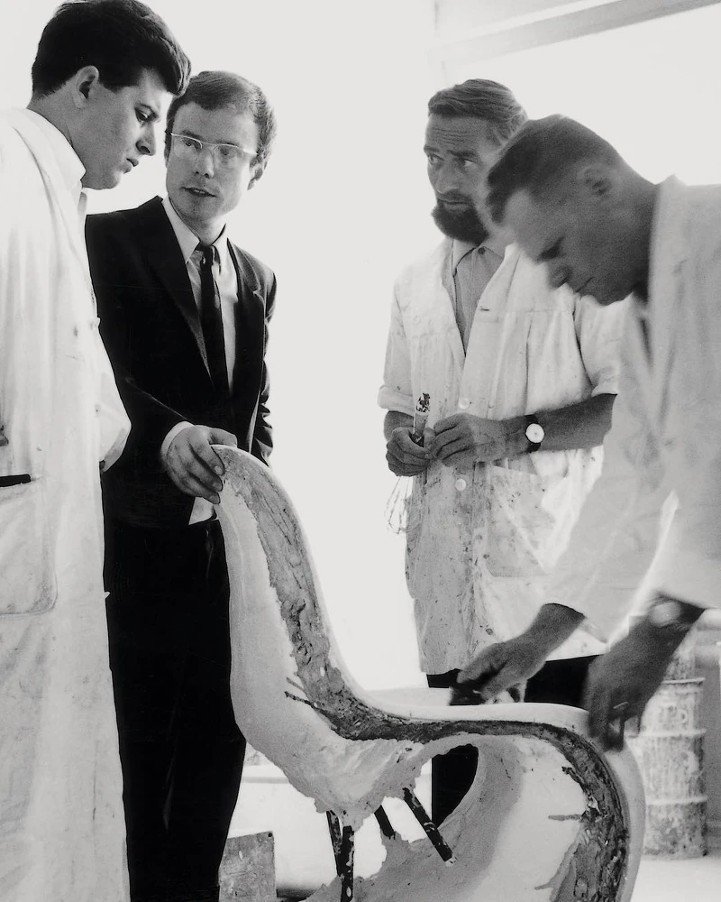 Panton Chair 歷經多次材質替換。 Panton Chair 歷經多次材質替換。