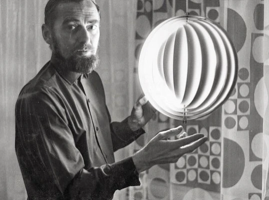 Moon 月光吊燈有著極高的藝術性。 Moon 月光吊燈有著極高的藝術性。