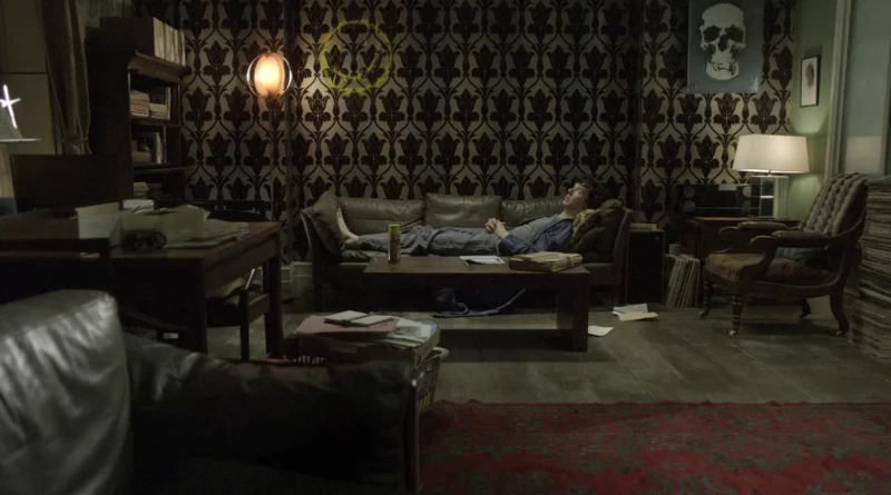 《新世紀福爾摩斯》主角福爾摩斯家中也可看見 Moon 的身影。 《新世紀福爾摩斯》主角福爾摩斯家中也可看見 Moon 的身影。