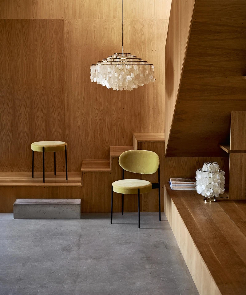 Fun 11DM 珍珠貝殼吊燈(黃銅),北歐櫥窗,NT107,800元。 Fun 11DM 珍珠貝殼吊燈(黃銅),北歐櫥窗,NT107,800元。