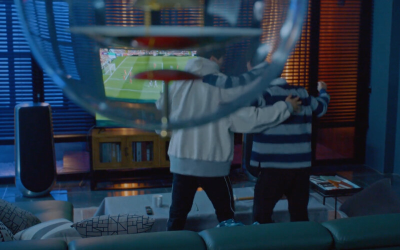 《女神降臨》中男主角車銀優房間內有兩盞 Globe 吊燈。 《女神降臨》中男主角車銀優房間內有兩盞 Globe 吊燈。