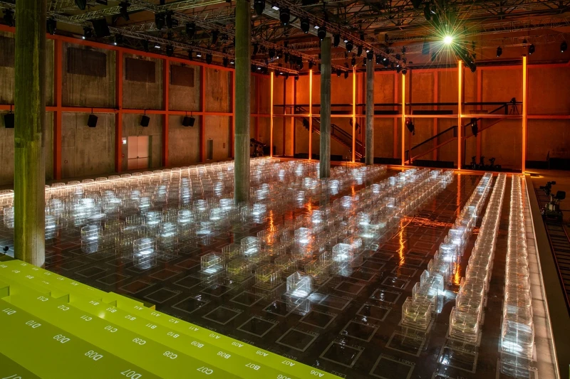 PRADA 2019 春夏男裝、女裝秀場空間有他設計的充氣椅。 PRADA 2019 春夏男裝、女裝秀場空間有他設計的充氣椅。