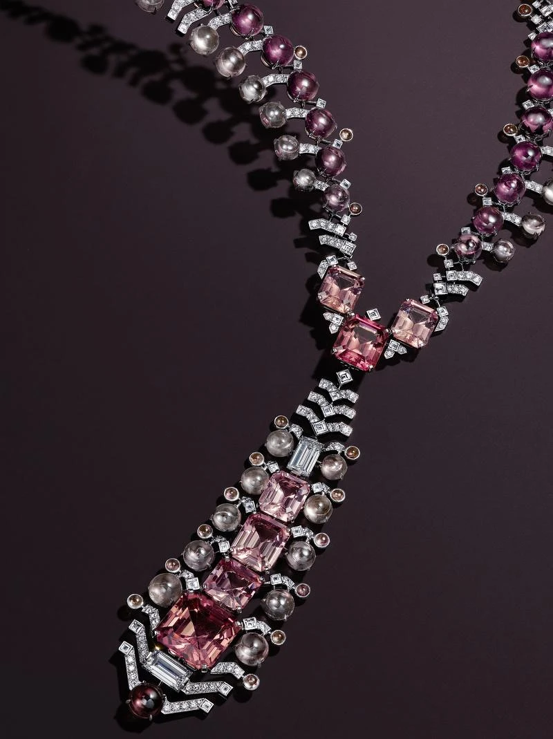 Sharkara 碧璽、石榴石、彩色藍寶石與鑽石項鍊 Sharkara 碧璽、石榴石、彩色藍寶石與鑽石項鍊