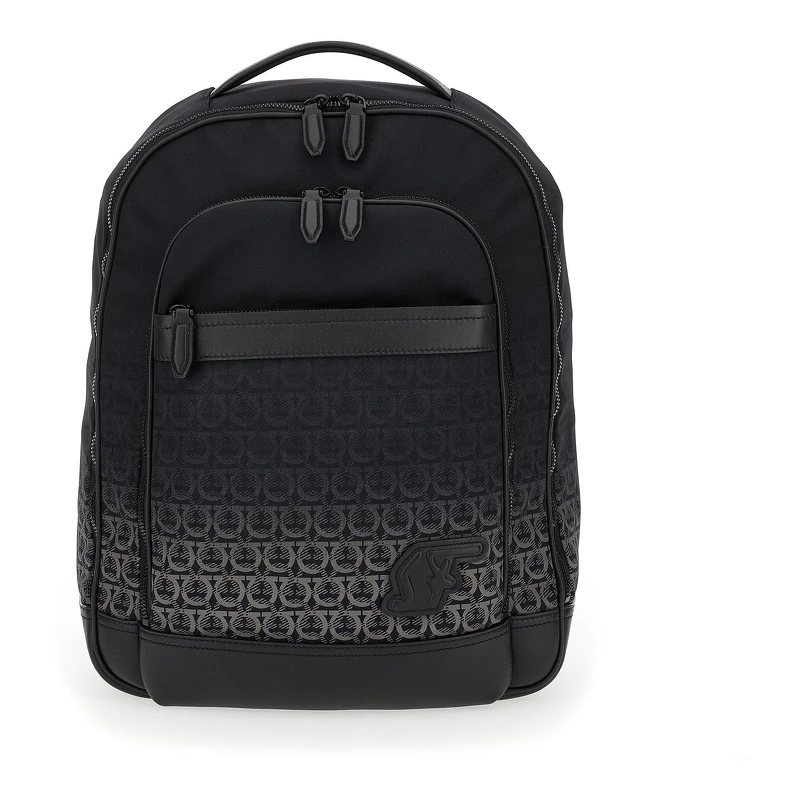 NYLON SF 黑灰色尼龍後背包,NT58,900。 NYLON SF 黑灰色尼龍後背包,NT58,900。