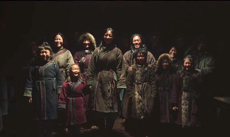 「藩胡部落」族人們「吃肉」橋段前後呼應