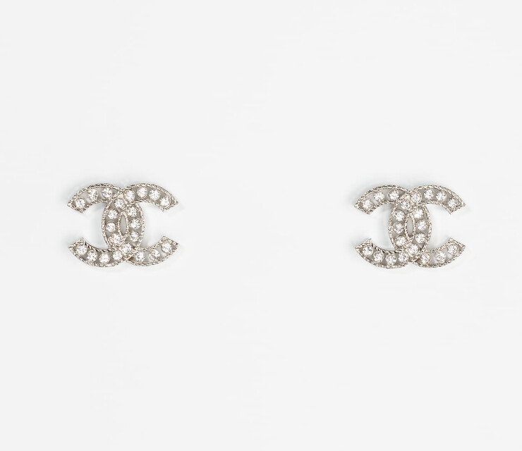 Chanel 雙Ｃlogo 銀與水晶耳環，售價NT13,100