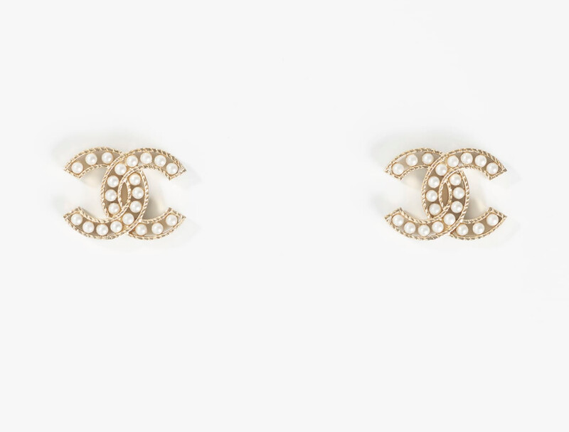 Chanel 雙Ｃlogo 金屬與珍珠白色琉璃珠耳環，售價NT13,100