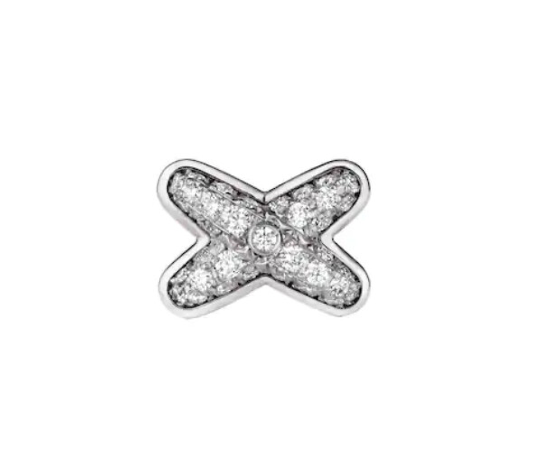 Jeux de Liens 系列 18K白金耳環，鑲嵌明亮式切割鑽石，售價電洽。