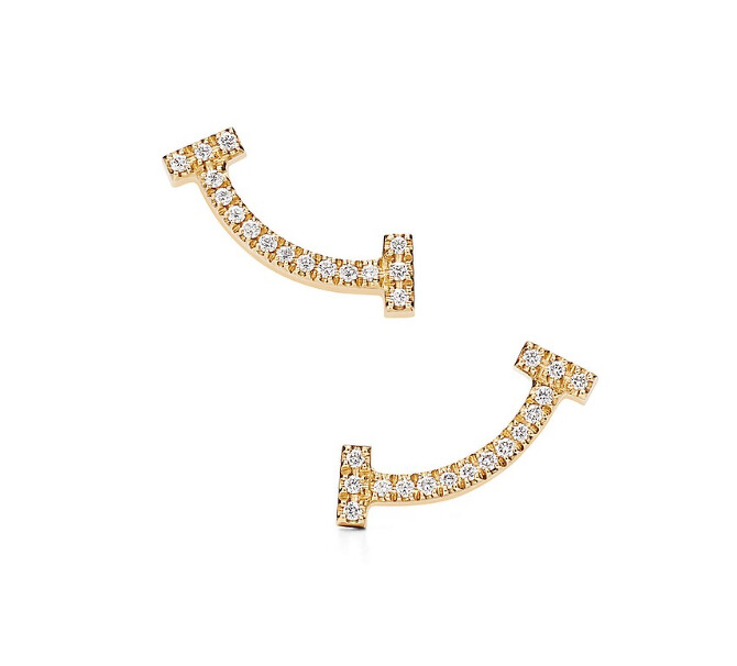 Tiffany T smile 系列18K金鑲鑽耳環，售價電洽。
