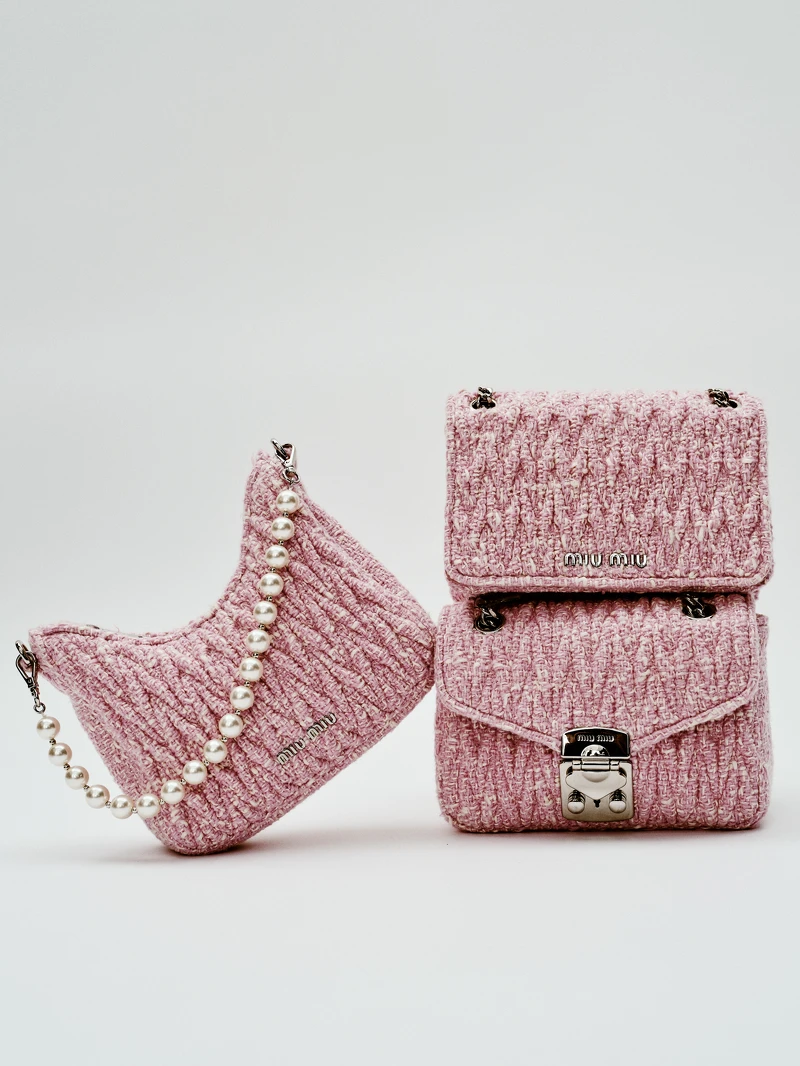 珍珠粗花妮手提包，NT44,000。粗花呢翻蓋肩背包，NT47,500。粗花呢肩背包，價格店洽。