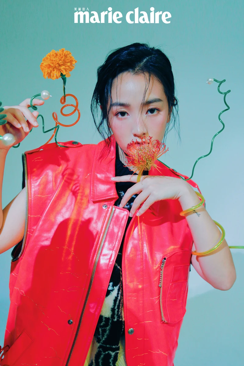 圖紋毛衣、紅色皮革背心,both by Louis Vuitton 圖紋毛衣、紅色皮革背心,both by Louis Vuitton