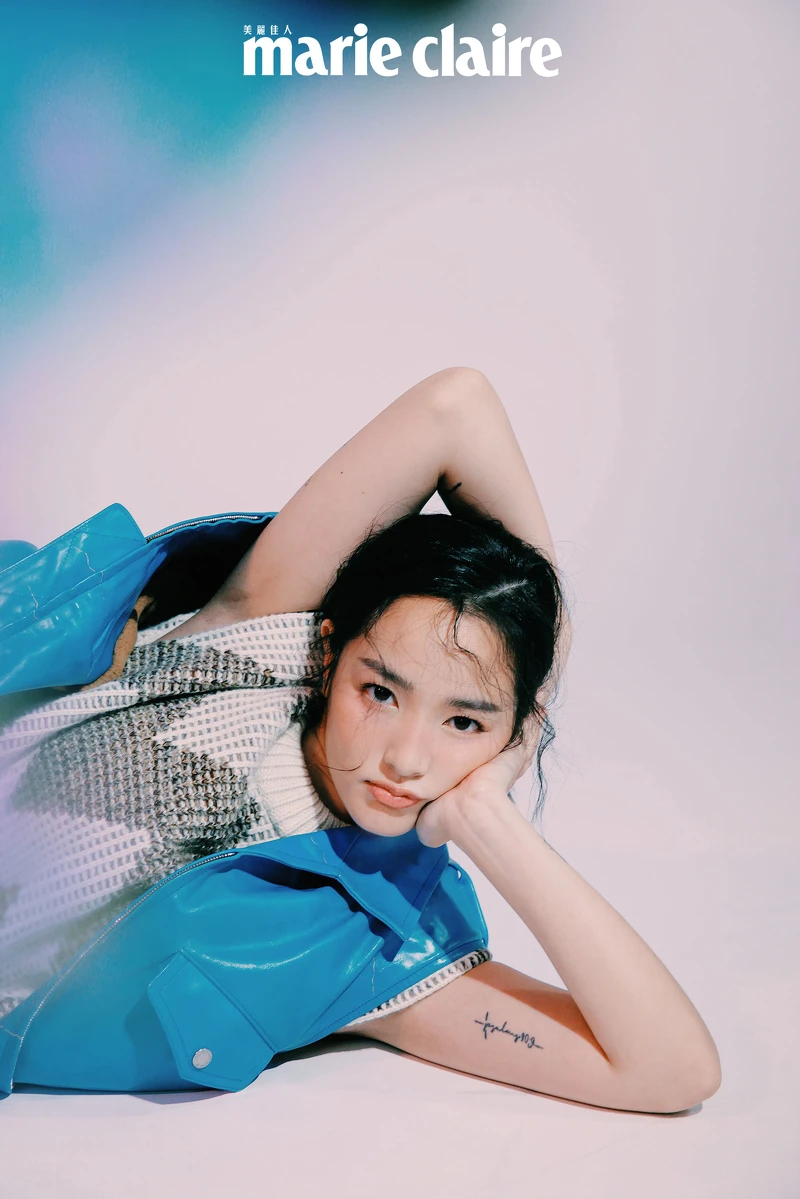 圖騰毛衣、藍色 Oversize 皮革背心,both by Louis Vuitton 圖騰毛衣、藍色 Oversize 皮革背心,both by Louis Vuitton