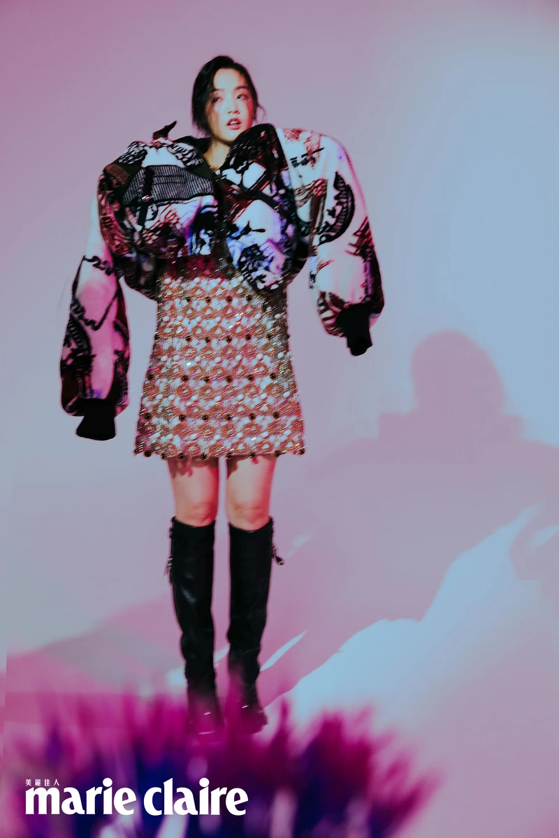 立體剪裁圖紋印花夾克、珠繡與亮片鑲嵌洋裝、長靴,all by Louis Vuitton 立體剪裁圖紋印花夾克、珠繡與亮片鑲嵌洋裝、長靴,all by Louis Vuitton