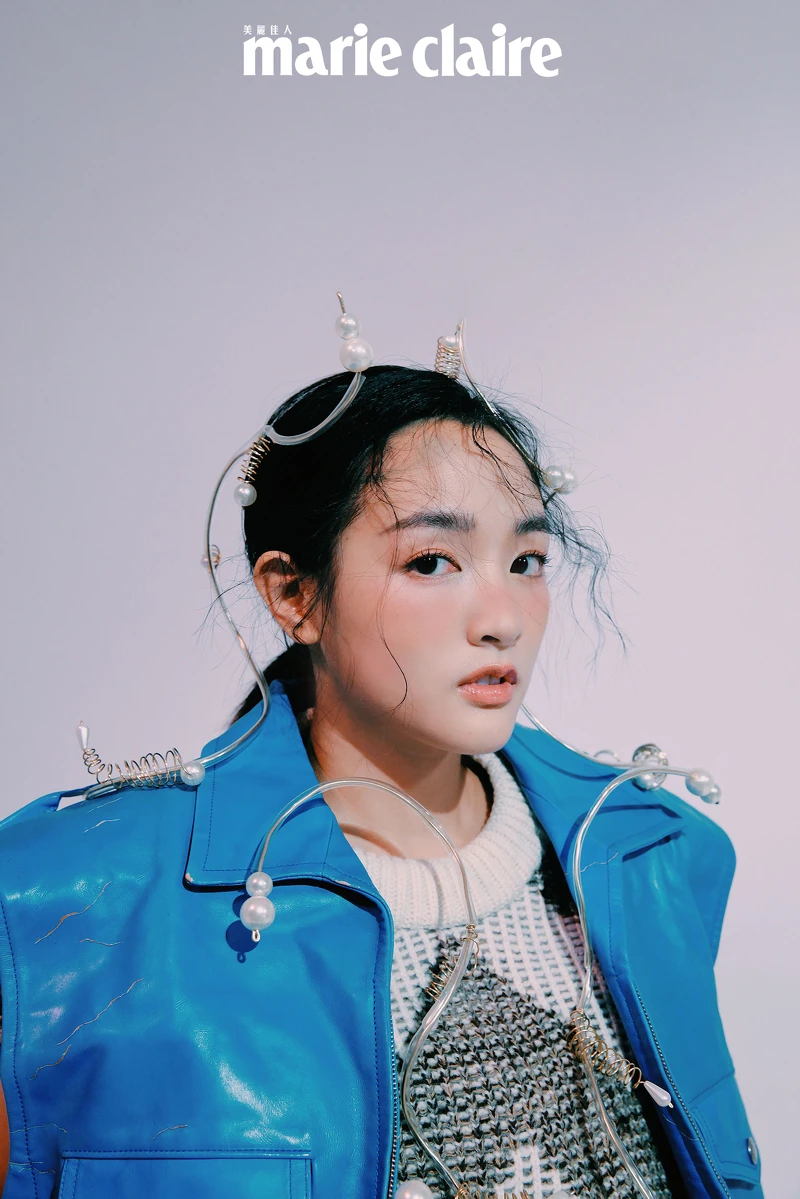 圖騰毛衣、藍色 Oversize 皮革背心,both by Louis Vuitton 圖騰毛衣、藍色 Oversize 皮革背心,both by Louis Vuitton