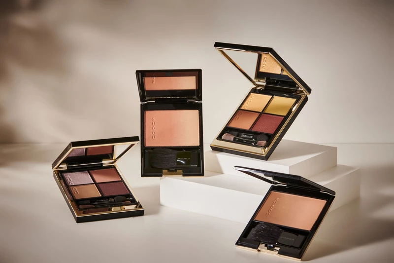 (左起)晶采盈緻眼彩盤 107露桐 NT$2600、晶采淨妍頰彩 128朽葉 NT$2100、晶采盈緻眼彩盤 106冴樹 NT$2600、晶采淨妍頰彩 129 冬木立 NT$2100 