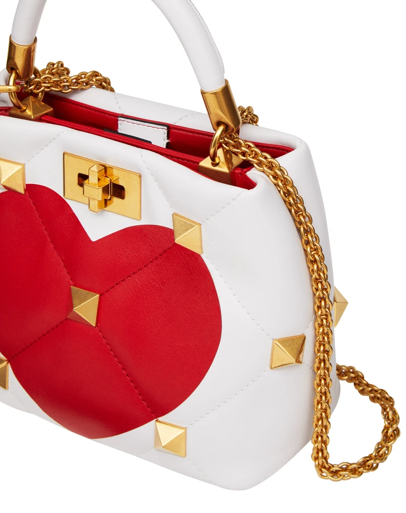 愛心圖紋大鉚釘裝飾提包,NT98,000 愛心圖紋大鉚釘裝飾提包,NT98,000