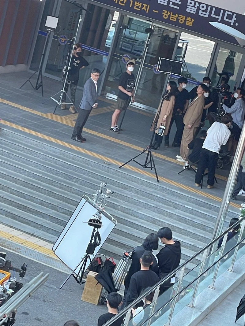 《現正分手中》路透片場照，宋慧喬、張基龍「情侶裝」姐弟戀超搭！