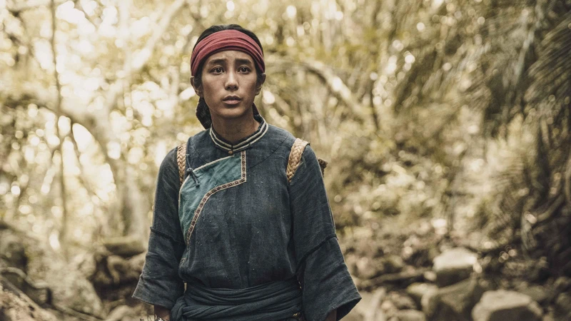 《斯卡羅》温貞菱為更貼近角色身份,在片場的休息時間都盡量站著不坐,而且故意駝背 《斯卡羅》温貞菱為更貼近角色身份,在片場的休息時間都盡量站著不坐,而且故意駝背