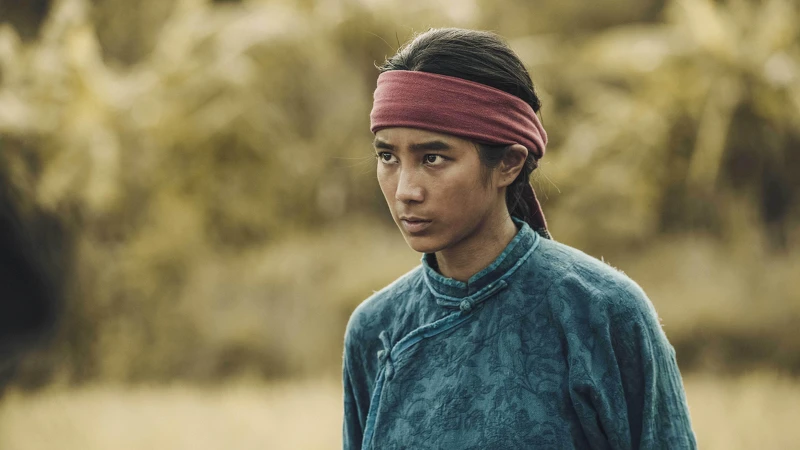 《斯卡羅》温貞菱劇中通曉排灣族語、英語、客家話及閩南話,從而協助抵臺的美國領事李仙得進行事件的相關調查 《斯卡羅》温貞菱劇中通曉排灣族語、英語、客家話及閩南話,從而協助抵臺的美國領事李仙得進行事件的相關調查