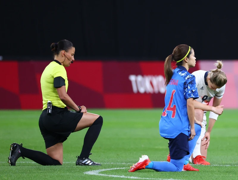▲女足選手與裁判在賽前單膝跪地。（圖 / 路透社、達志影像）