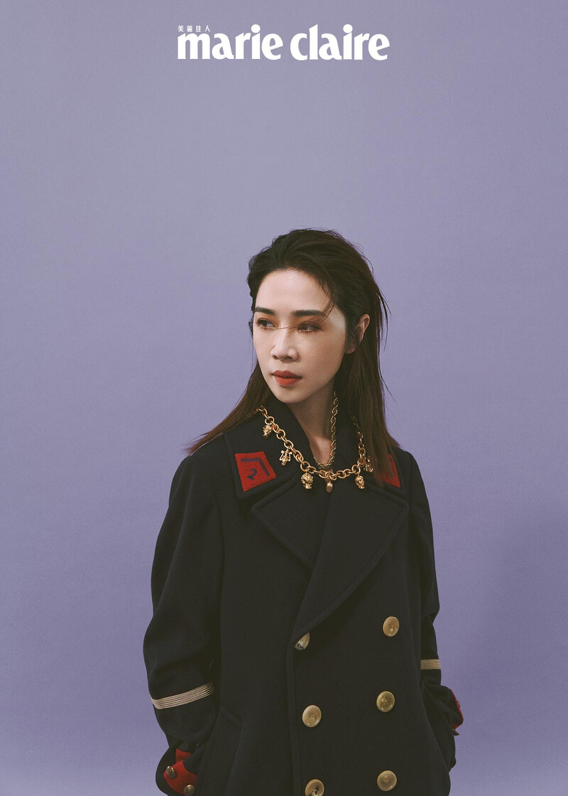 深藍翻領排扣大衣 by Gucci;金色項鍊,Stylist’s Own。 深藍翻領排扣大衣 by Gucci;金色項鍊,Stylist’s Own。