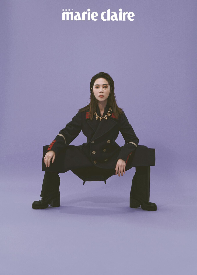 深藍翻領排扣大衣、馬海毛黑色長褲、金色戒指、黑色皮革厚底靴,all by Gucci;金色項鍊,Stylist’s Own。 深藍翻領排扣大衣、馬海毛黑色長褲、金色戒指、黑色皮革厚底靴,all by Gucci;金色項鍊,Stylist’s Own。