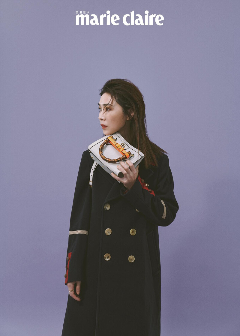 深藍翻領排扣大衣、金色戒指、Diana 皮革綁帶小型托特包,all by Gucci。 深藍翻領排扣大衣、金色戒指、Diana 皮革綁帶小型托特包,all by Gucci。