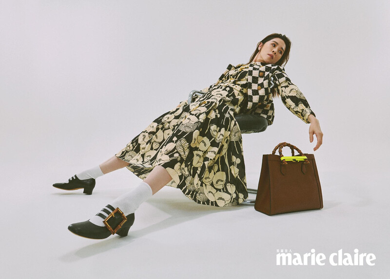 黑白方格短袖外套、罌粟印花長洋裝、白色棉質短襪、竹製扣環瑪莉珍低跟皮鞋、Diana 皮革綁帶中型托特包,all by Gucci;珍珠項鍊,Stylist’s Own。 黑白方格短袖外套、罌粟印花長洋裝、白色棉質短襪、竹製扣環瑪莉珍低跟皮鞋、Diana 皮革綁帶中型托特包,all by Gucci;珍珠項鍊,Stylist’s Own。