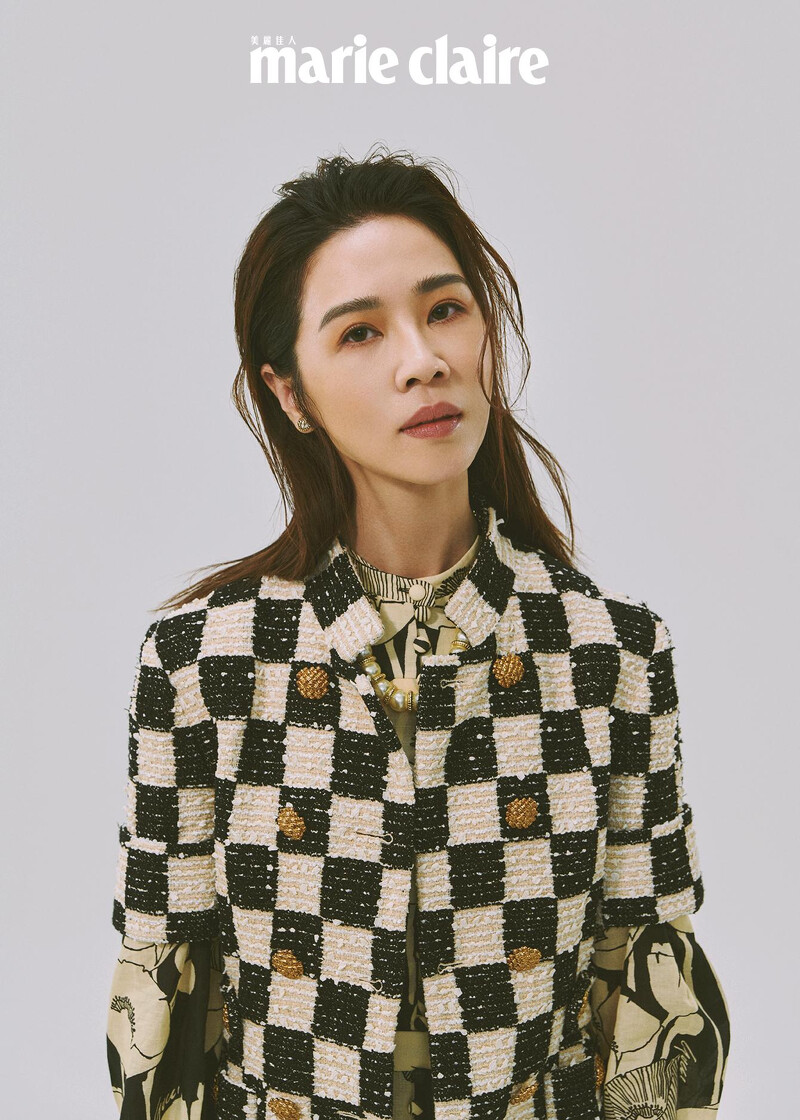 黑白方格短袖外套、罌粟印花長洋裝、GG甜筒單邊耳環,all by Gucci;珍珠項鍊,Stylist’s Own。 黑白方格短袖外套、罌粟印花長洋裝、GG甜筒單邊耳環,all by Gucci;珍珠項鍊,Stylist’s Own。