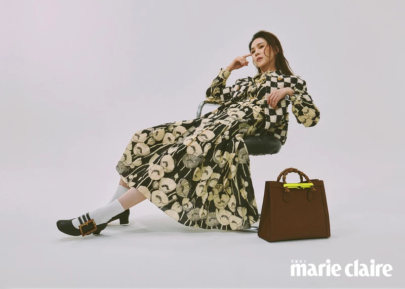 黑白方格短袖外套、罌粟印花長洋裝、白色棉質短襪、竹製扣環瑪莉珍低跟皮鞋、Diana 皮革綁帶中型托特包,all by Gucci;珍珠項鍊,Stylist’s Own。 黑白方格短袖外套、罌粟印花長洋裝、白色棉質短襪、竹製扣環瑪莉珍低跟皮鞋、Diana 皮革綁帶中型托特包,all by Gucci;珍珠項鍊,Stylist’s Own。