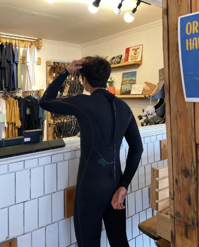 金宣虎 《海岸村恰恰恰》熱血「洪班長」潛水服背景太誘人! 金宣虎 《海岸村恰恰恰》熱血「洪班長」潛水服背景太誘人!