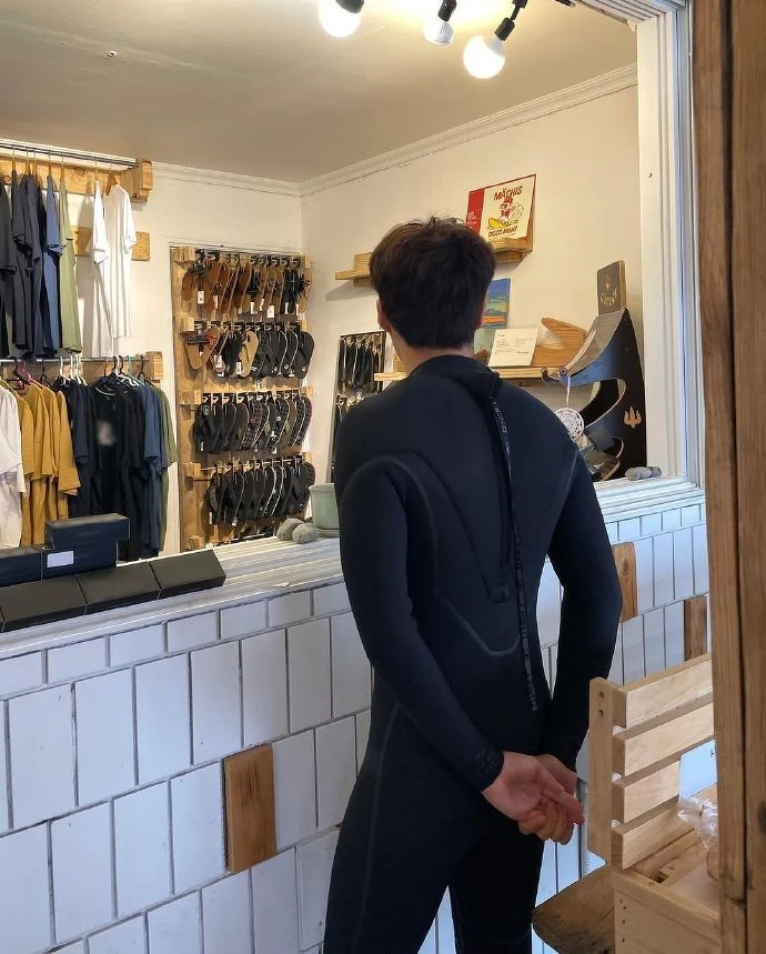 金宣虎 《海岸村恰恰恰》熱血「洪班長」潛水服背景太誘人! 金宣虎 《海岸村恰恰恰》熱血「洪班長」潛水服背景太誘人!