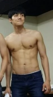 金宣虎 《海岸村恰恰恰》熱血「洪班長」潛水服背景太誘人! 金宣虎 《海岸村恰恰恰》熱血「洪班長」潛水服背景太誘人!