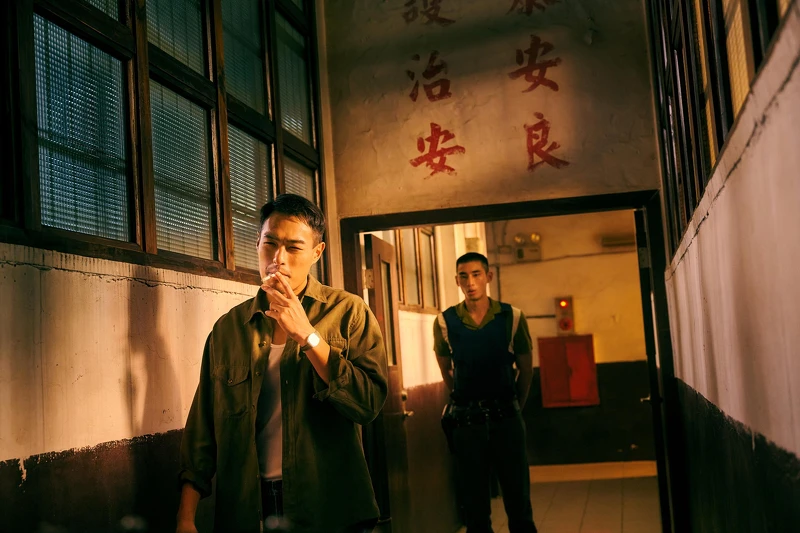 《華燈初上》楊祐寧(左)飾演黑白通吃的刑事組警探,右為章廣辰 《華燈初上》楊祐寧(左)飾演黑白通吃的刑事組警探,右為章廣辰