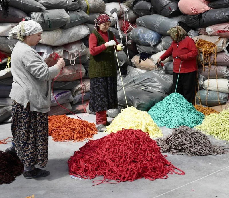 線材使用回收的T恤工廠彈性布料的角料製成。