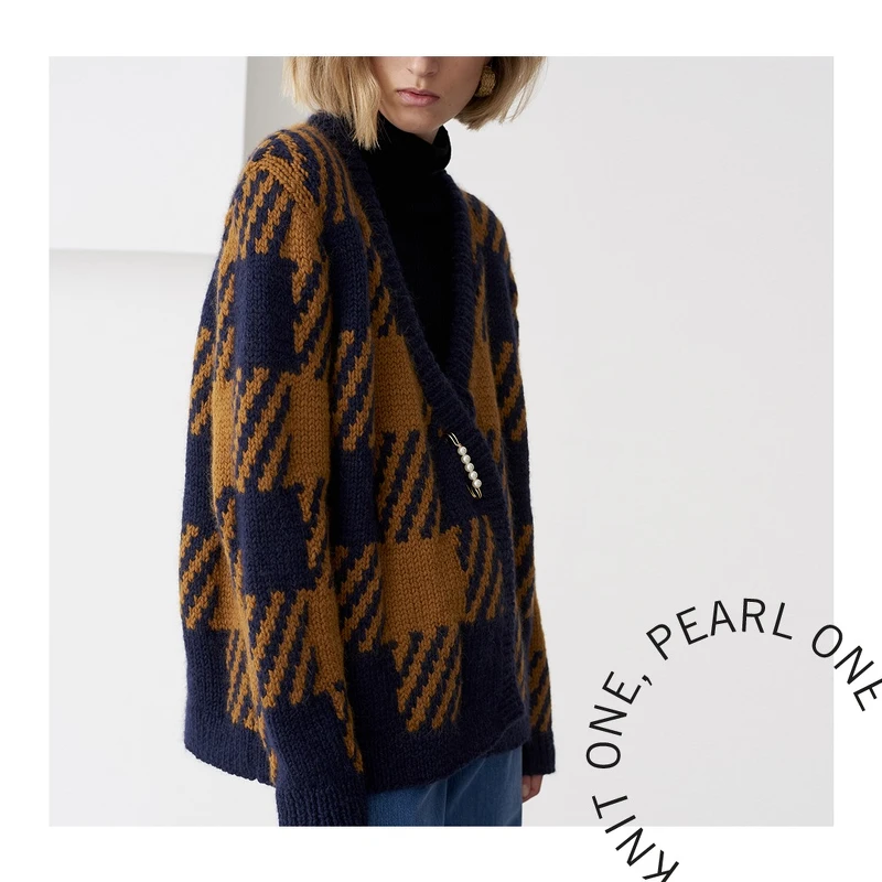 與英國品牌 Mother of Pearl 合作設計推出的開襟外套。