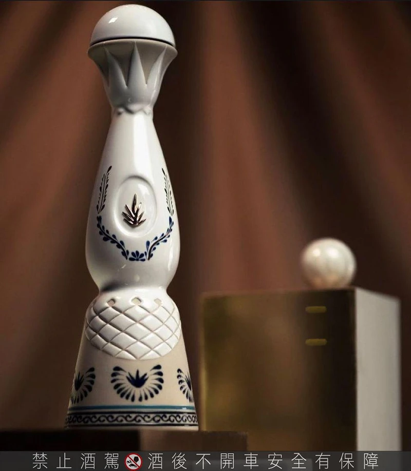 Clase Azul藝術品等級的陶瓷瓶身