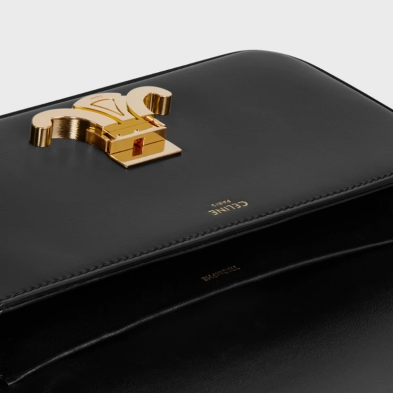 CELINE TRIOMPHE 小牛皮革肩背包,NT81,000 CELINE TRIOMPHE 小牛皮革肩背包,NT81,000