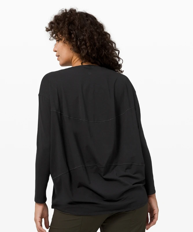 Back in Action Long Sleeve輕薄長袖運動上衣,NT1,980 Back in Action Long Sleeve輕薄長袖運動上衣,NT1,980