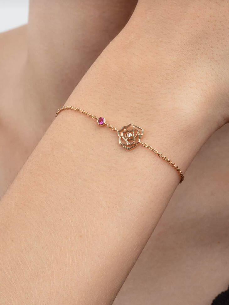 Piaget 伯爵 Piaget Rose 18K玫瑰金手鏈，鑲飾1顆圓形美鑽（約0.01克拉）和1顆粉紅色藍寶石（約0.10克拉），售價NT$ 46,500