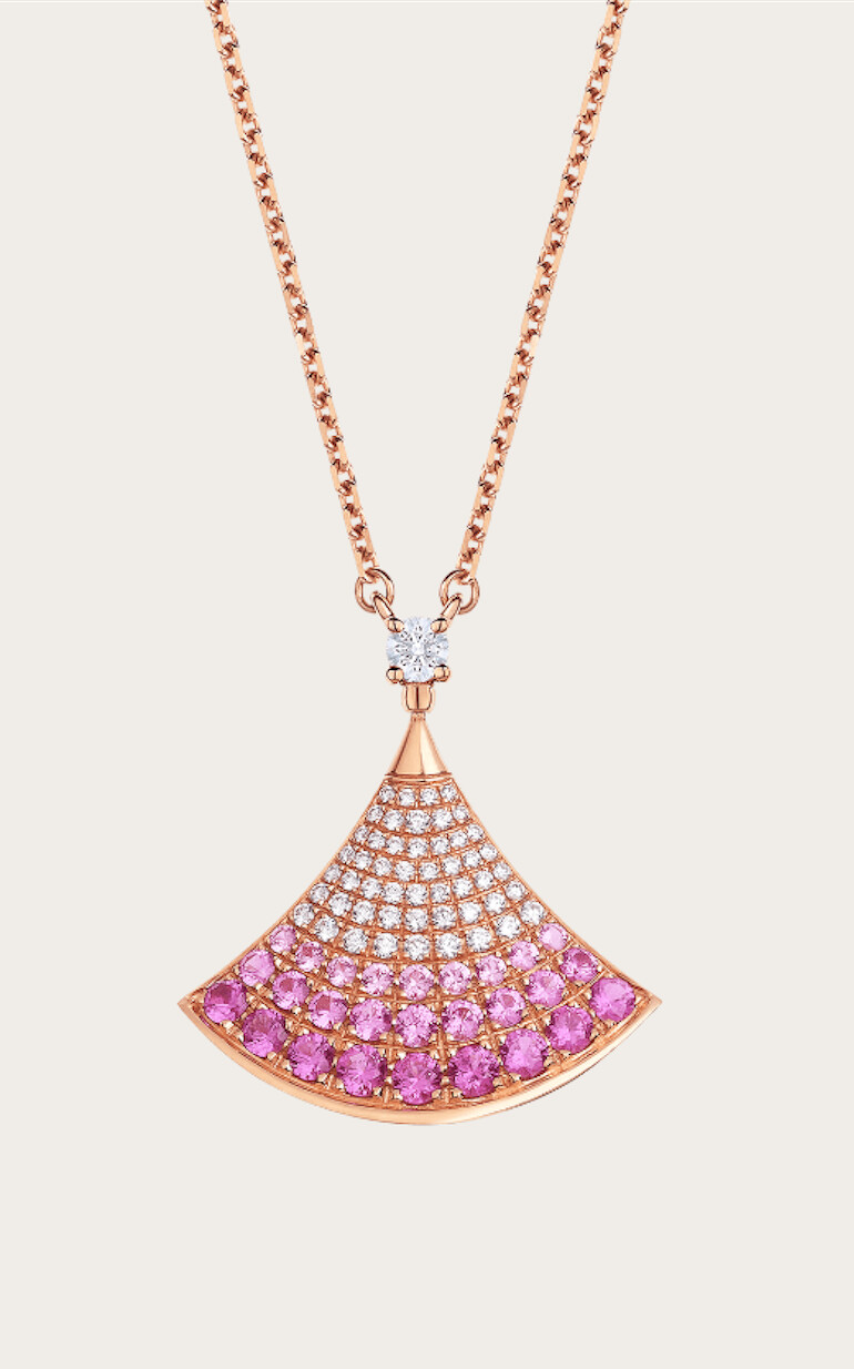 寶格麗Divas’ Dream 項鍊，18K玫瑰金鑲飾 1 顆圓形明亮型切割鑽石（0.07 克拉）、明亮型切割粉紅色藍寶石（0.57 克拉）和密鑲鑽石（0.14 克拉），售價NT$146,300